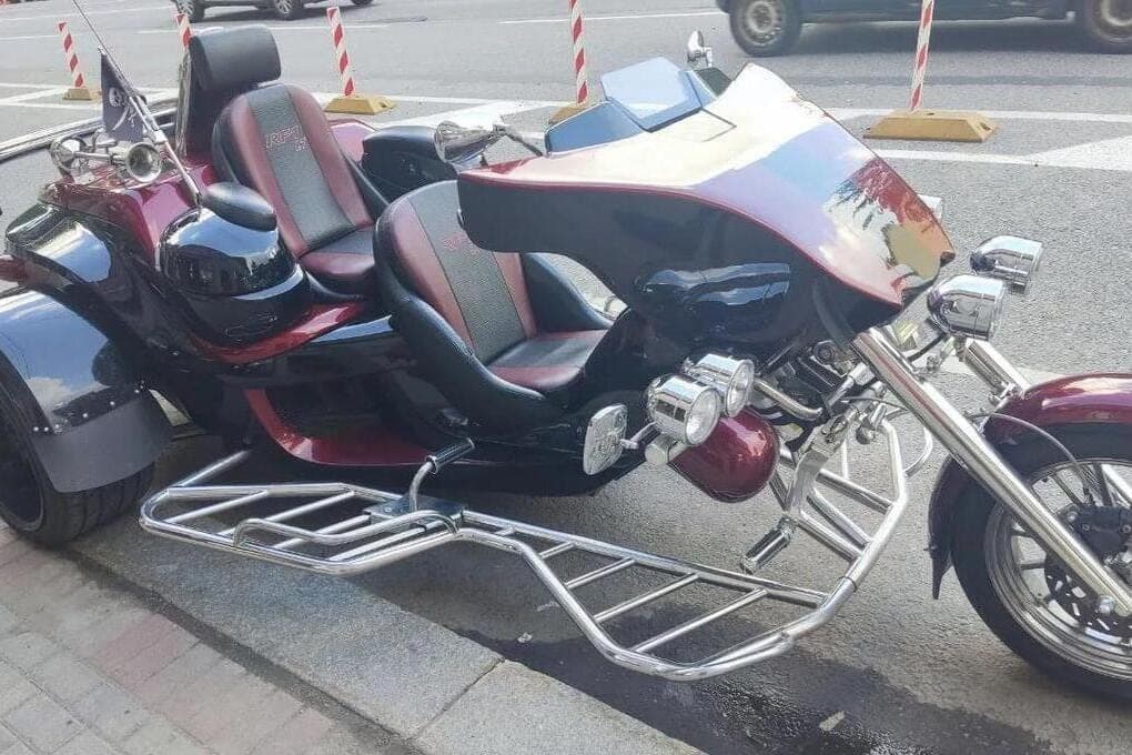 In the Podporozhye district, the driver on a tricycle crashed into a barrier and died