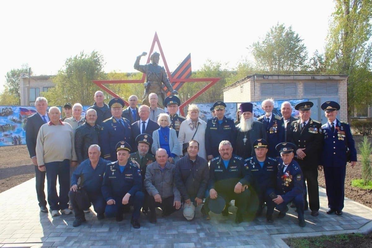 В авиаполку Волгоградской области открыли памятник летчикам-инструкторам