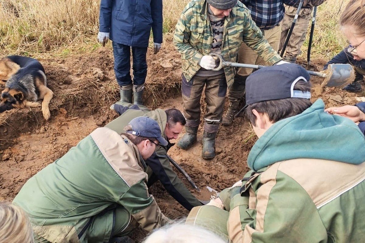 Связь поколений на земле боёв: в деревне Медянки школьники увидели, как возвращают имена павших бойцов