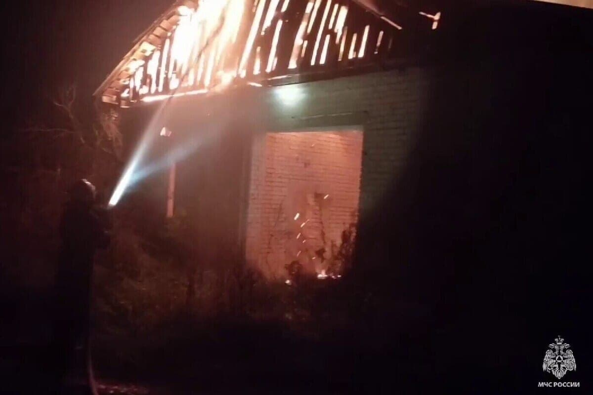 Fire destroyed the roof of an abandoned building in the Tver region