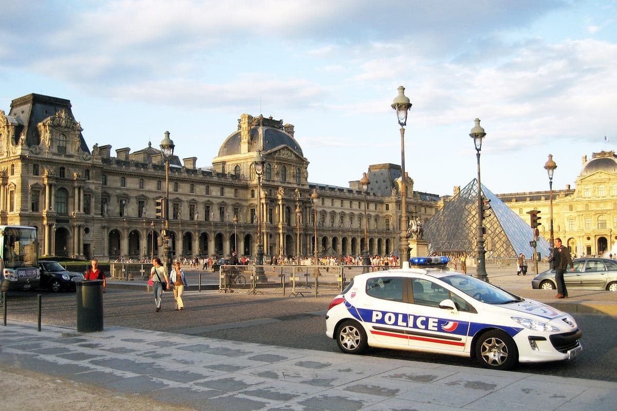 Médias : les résidents de Paris appellent la police et pleurent au téléphone à cause des émeutes