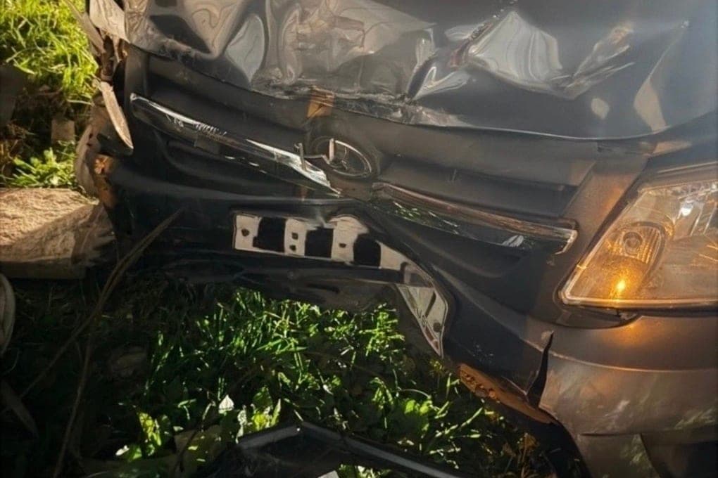 In Orel, the car lady on the Lada crashed into the fence