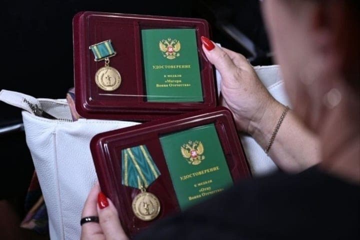 In Simferopol, the families of dead soldiers were awarded awards on the Day of white cranes