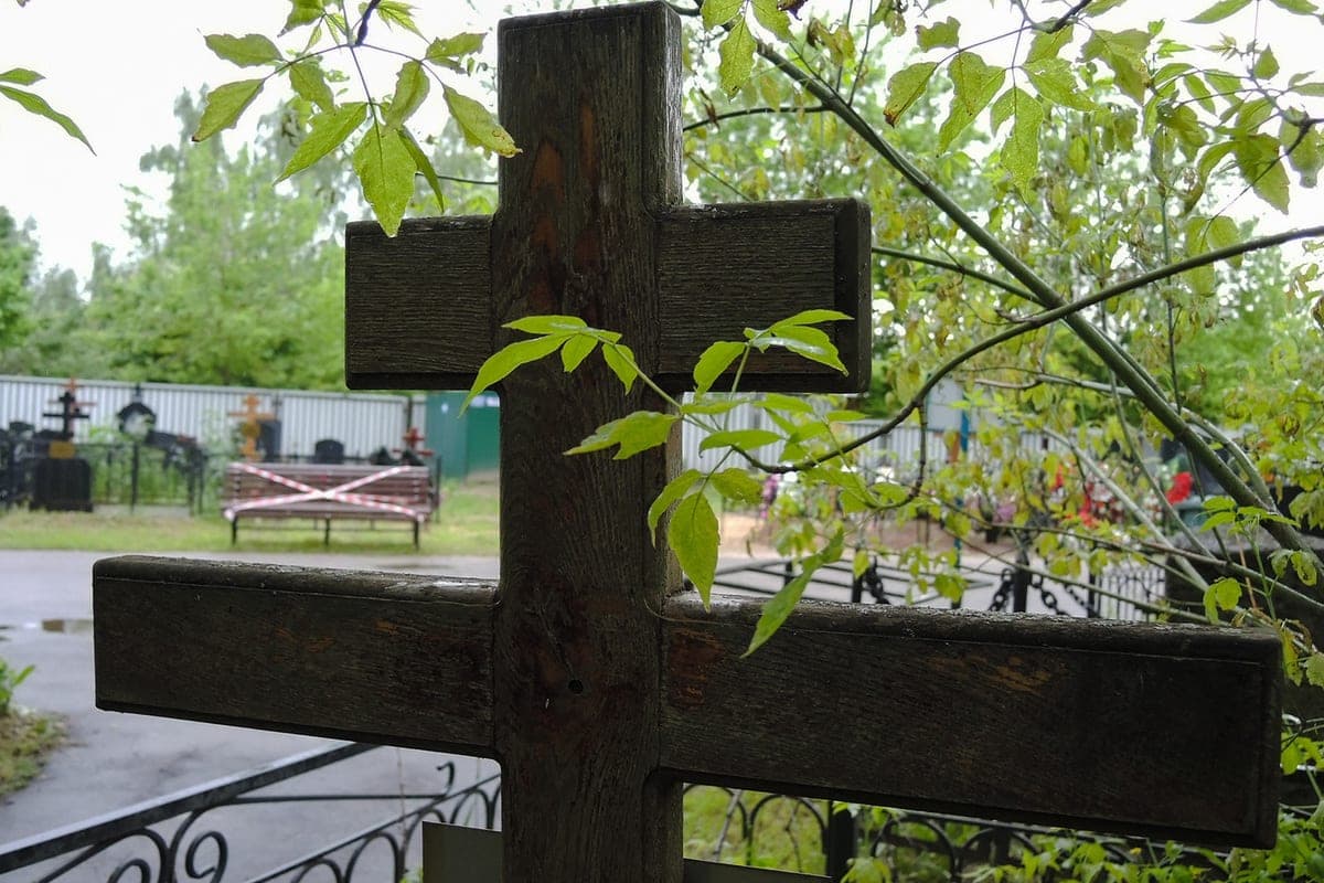 October 10 – Pokrovskaya Parental Saturday: what to do with the grave cross after the installation of the monument