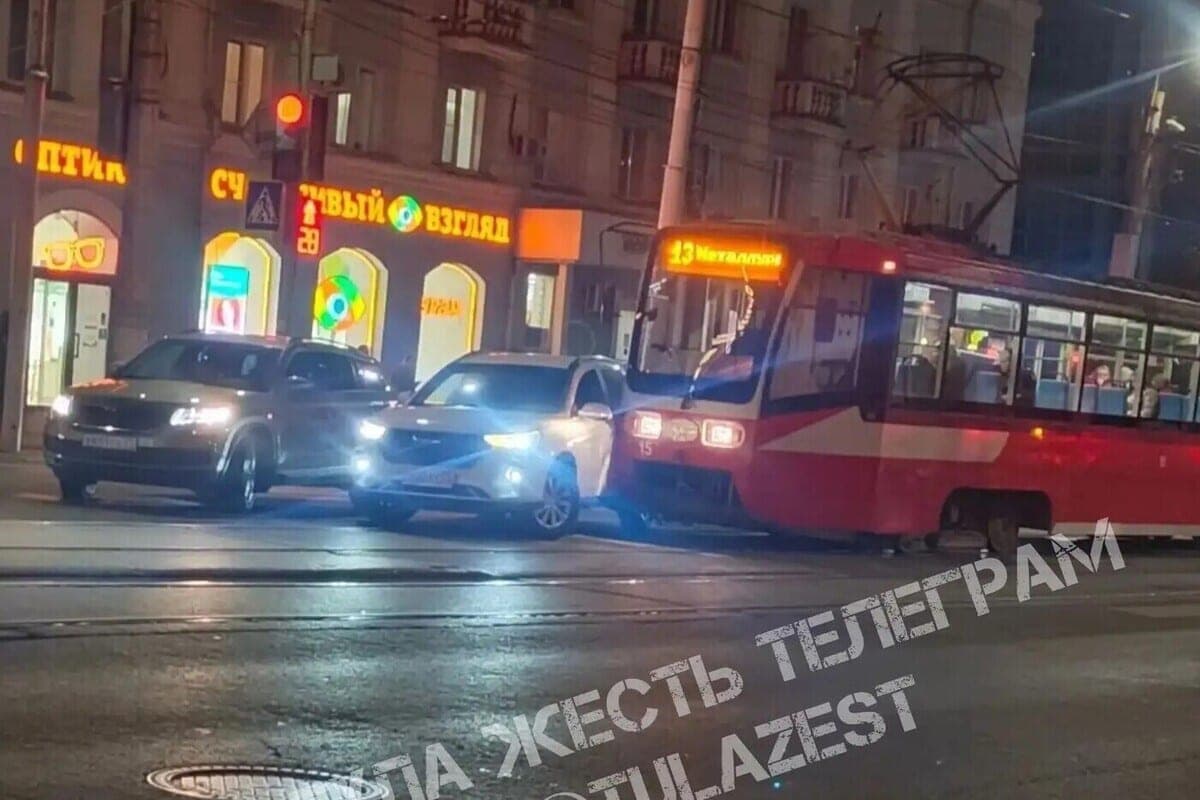 Mit dem Beginn der Dunkelheit traf eine Straßenbahn auf dem Sowjet in Tula ein Auto