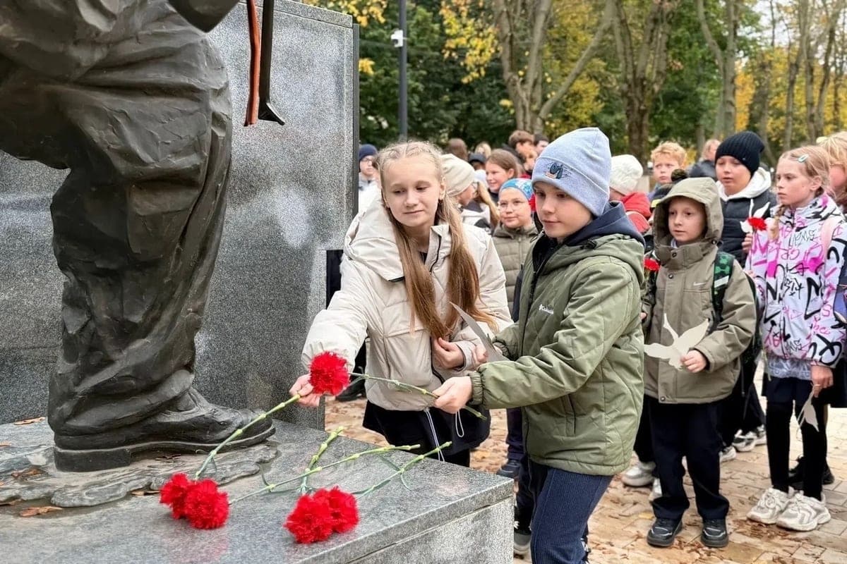 В Новомосковске почтили память погибших воинов в День белых журавлей