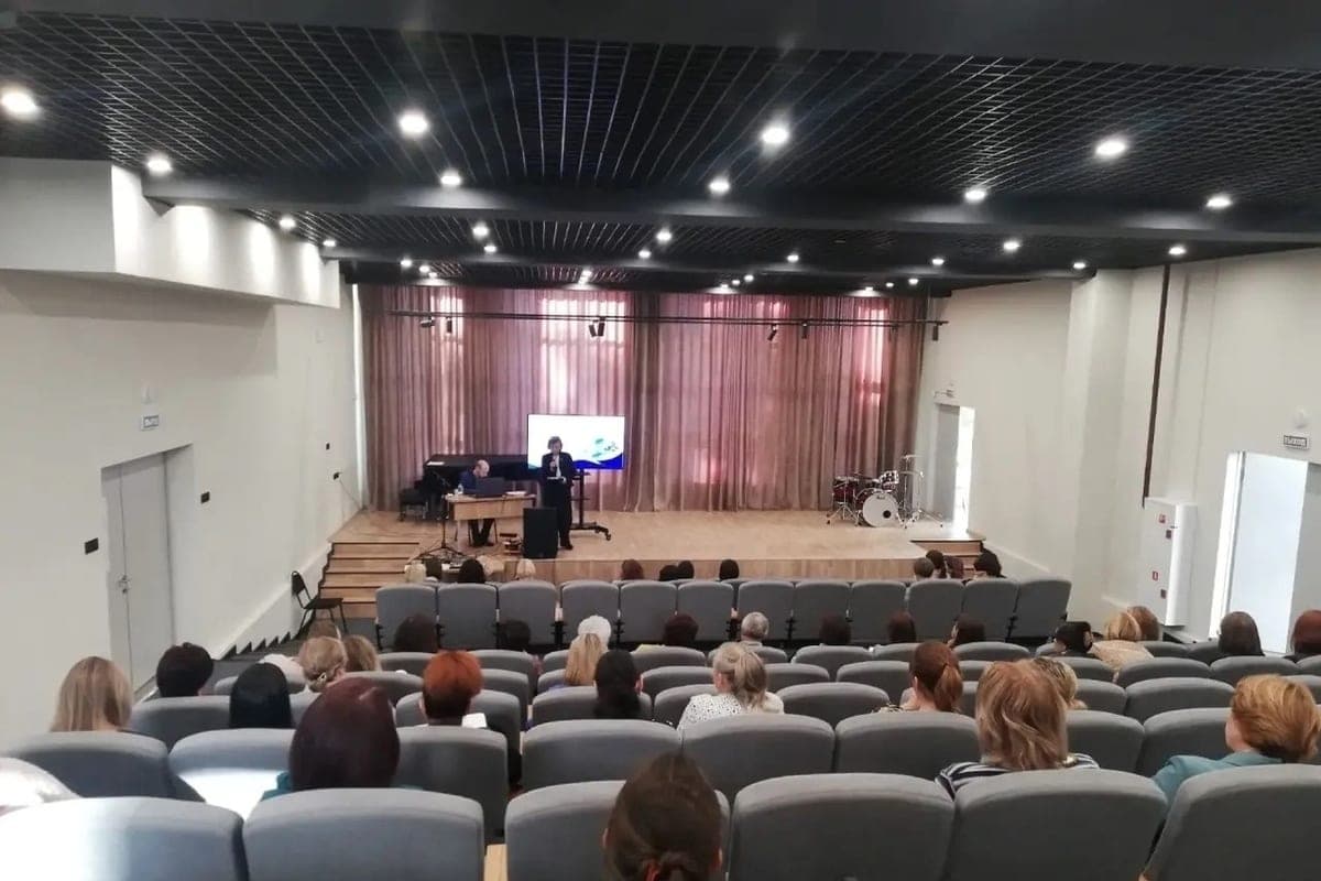 In Novgorod diskutierte die Unterstützung von Lehrern und Jugendprojekten im Bereich der Künste