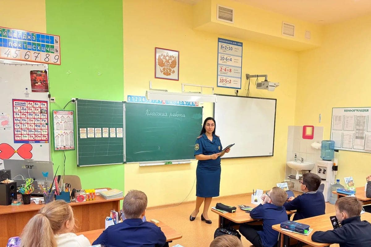 The inspector of the Ministry of Emergency Situations told students of school No8 of the city of Volkhov about the causes of fires