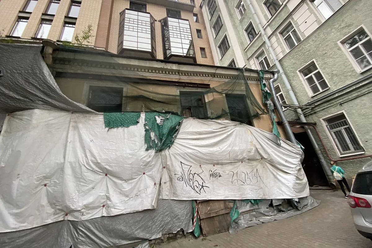 The wing in the center of St. Petersburg at any time can collapse on passers-by