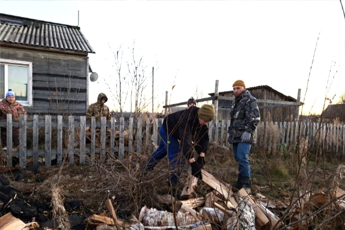 Schoolchildren from Haruta helped the veteran with the procurement of firewood