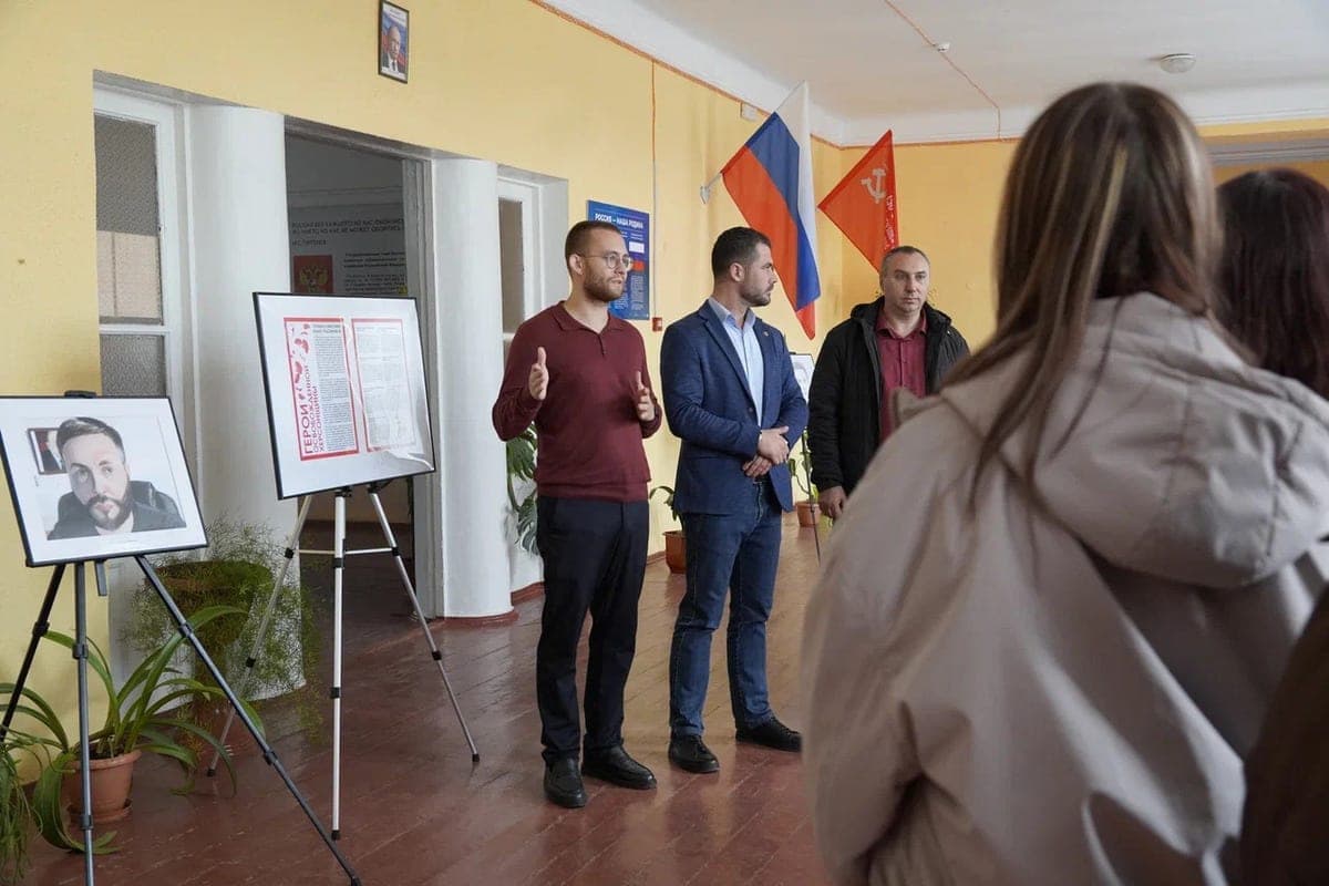 В Верхнем Рогачике открыли обновленную выставку портретов земляков