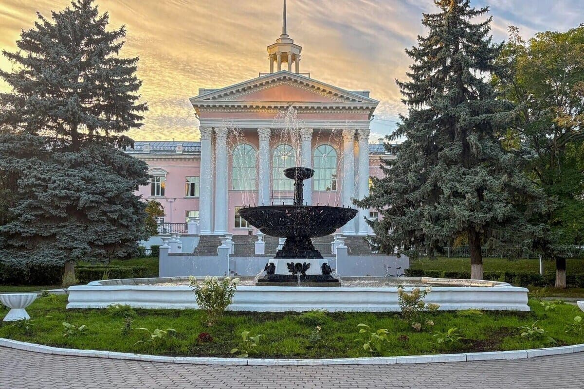 У Дворца Первых в Рязани высадят ели и декоративные яблони