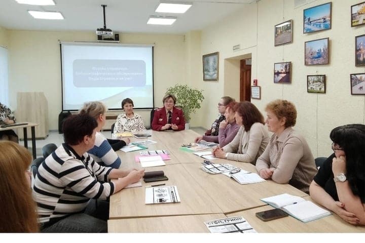 In the island library, librarians were told about flu vaccination