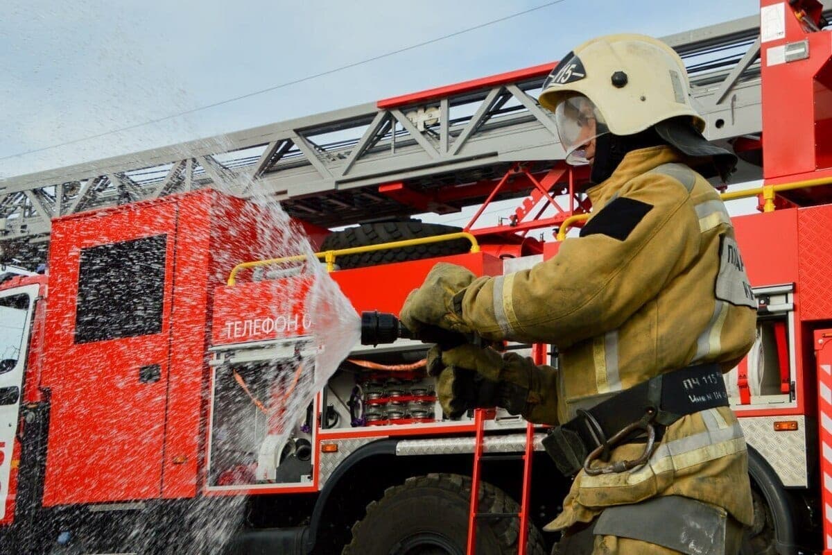 A Alushta a éteint un incendie sur le toit d'un bâtiment de cinq étages