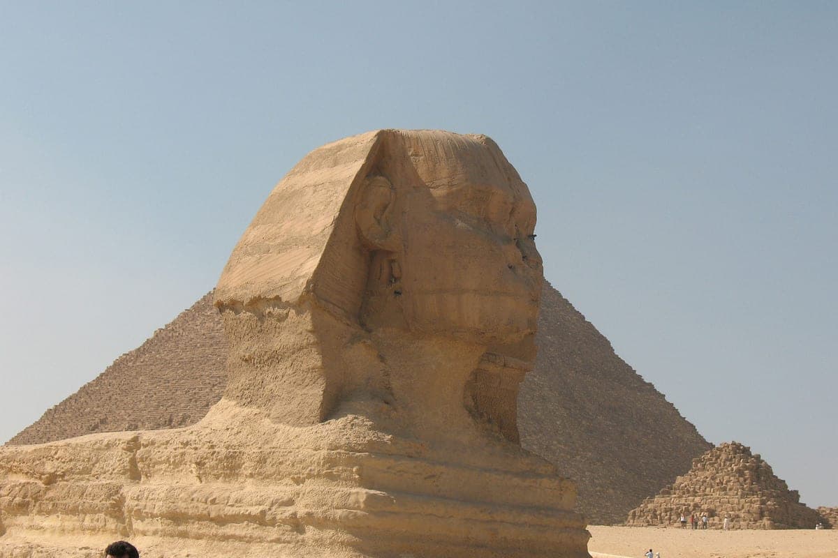 Farmer findet alte Statuen von Ramses II
