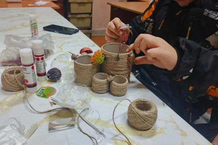 In the Genic District, children made organizers from improvised materials