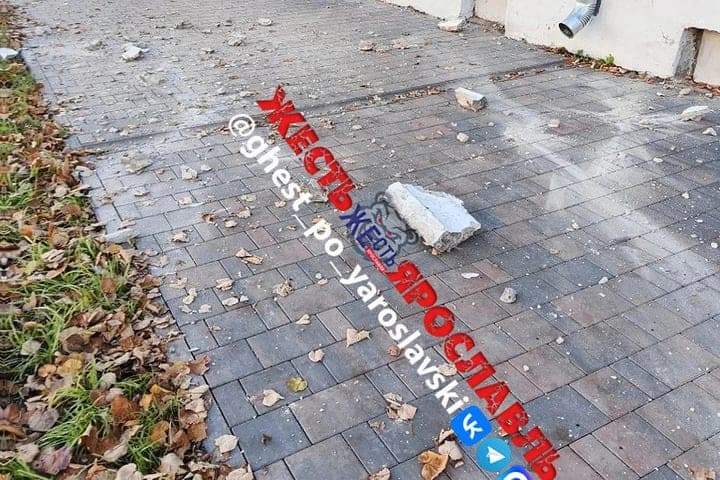 В центре Ярославля опадает фасад элитной «сталинки»