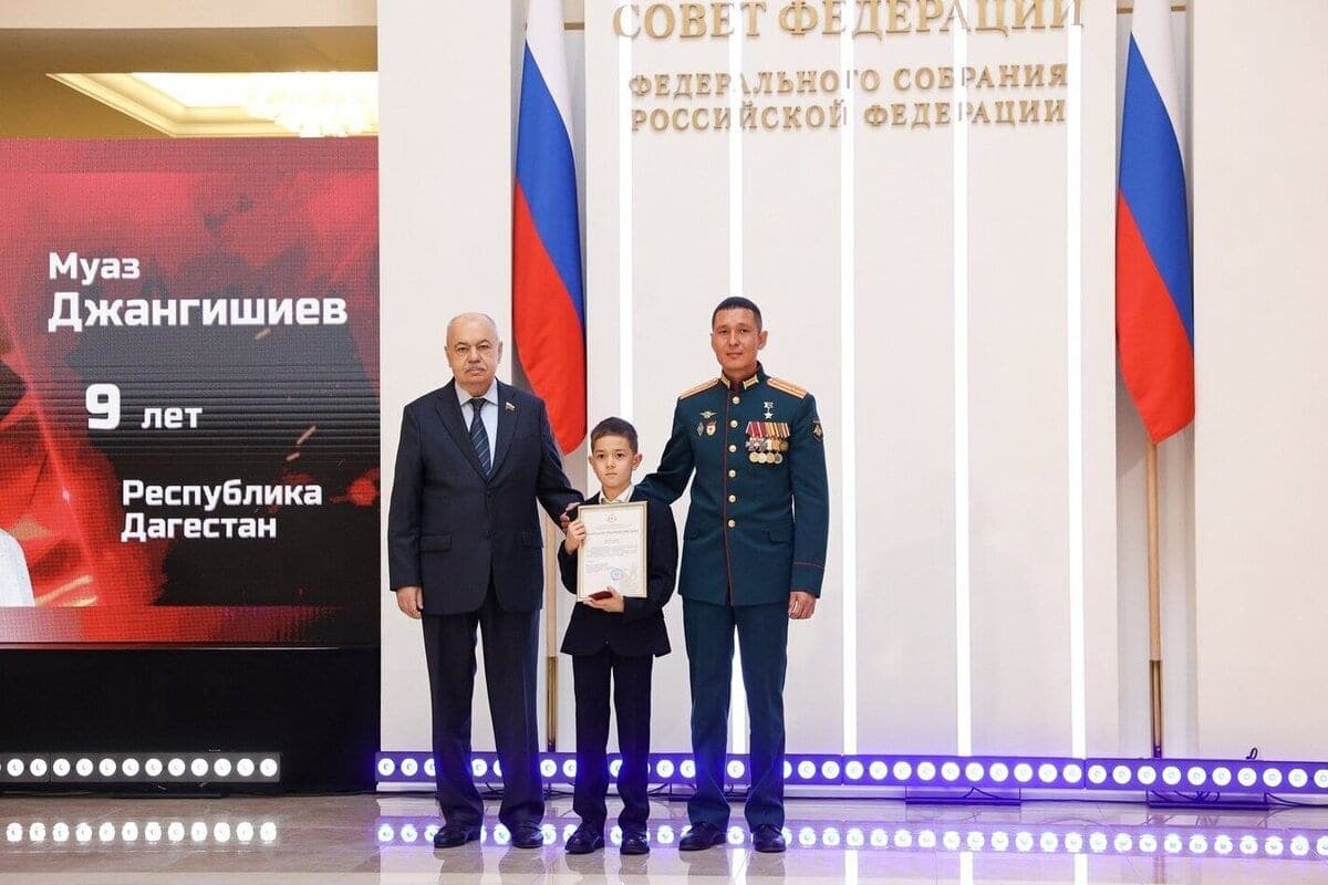 Школьника из Махачкалы наградили за спасение друга на озере