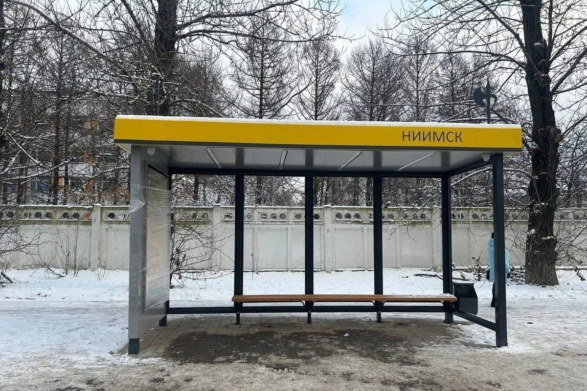 В Ярославле молодой человек случайно разбил стекло остановки