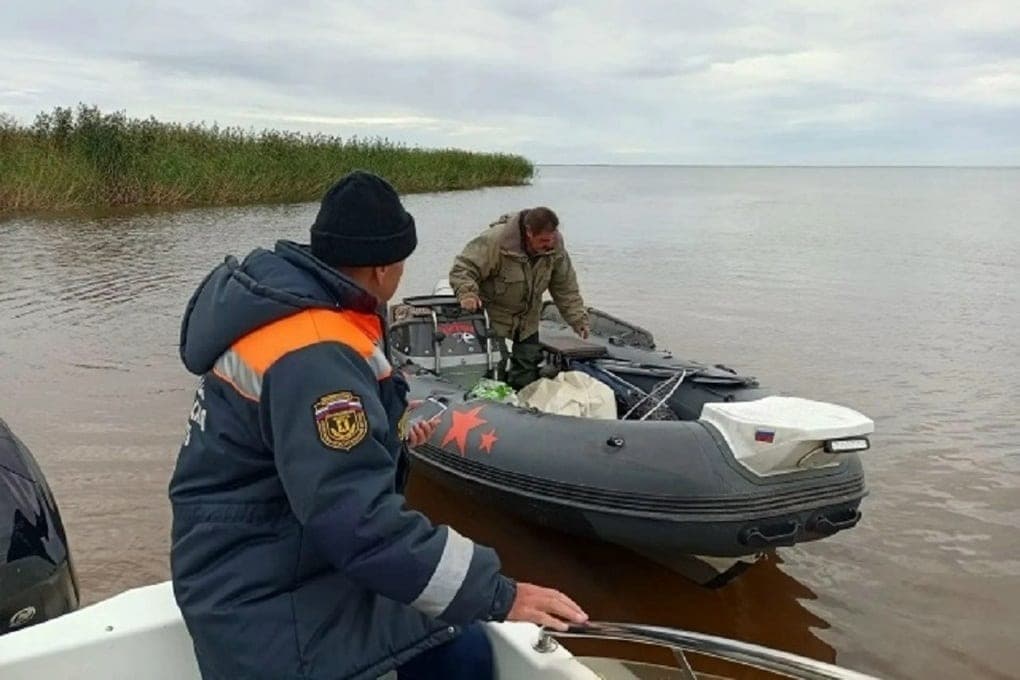 В Переславском районе спасатели снимали с арматуры лодку с жителями соседнего региона
