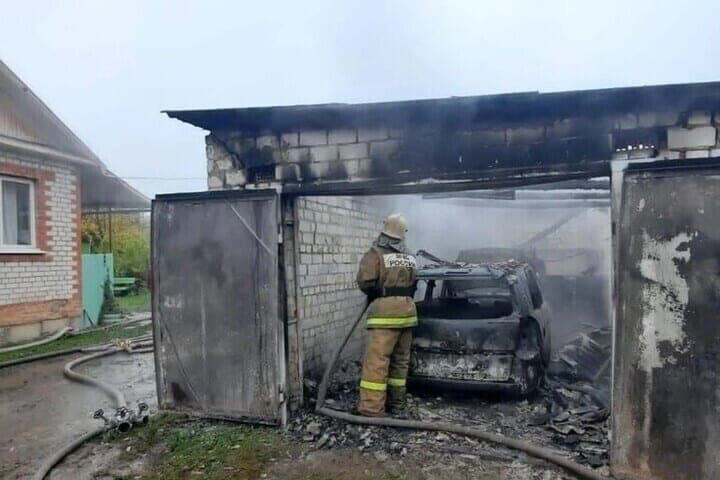 Гараж и иномарка сгорели дотла в воронежском Калаче