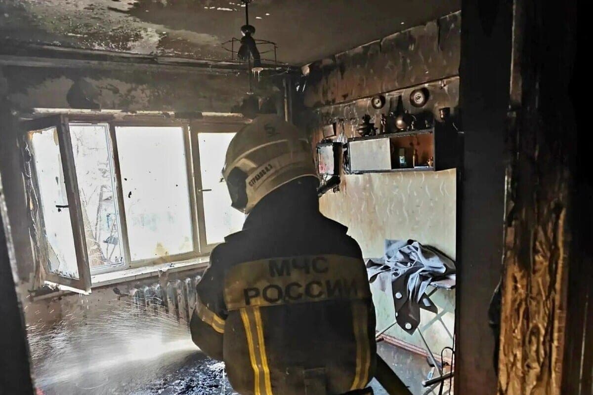 Five residents were rescued from a smoky three-story building under Tula