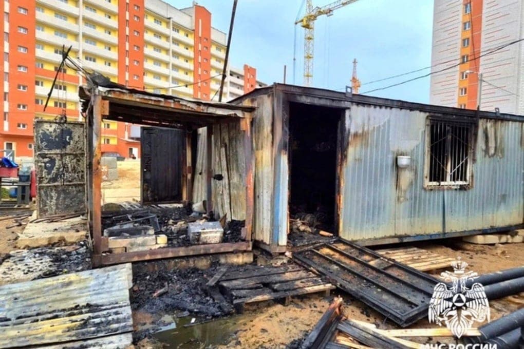 In the village of Altukhovka burned three building houses