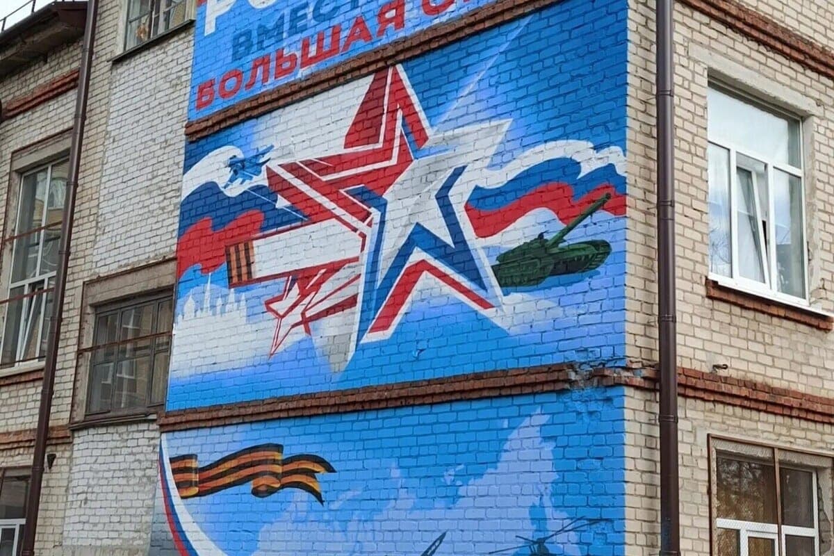 Patriotic mural decorated school in Kaluga