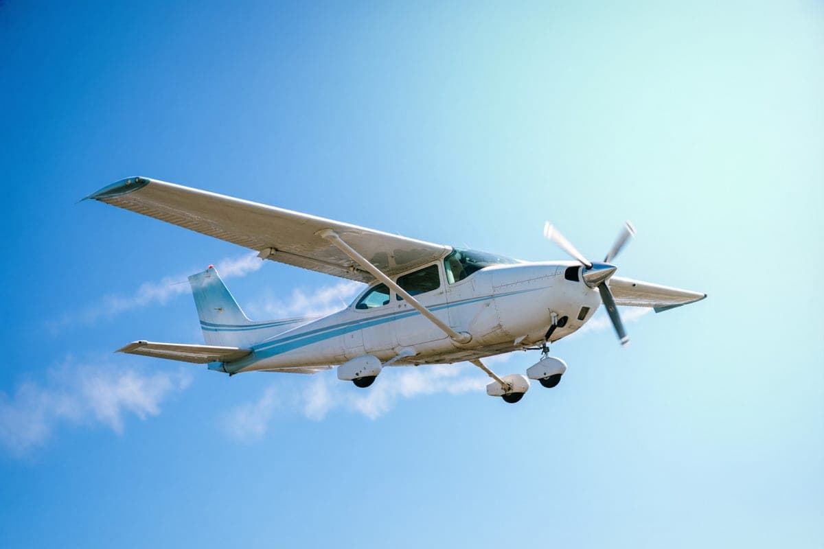 Plane carrying Central Bank money crashes on road in Ecuador