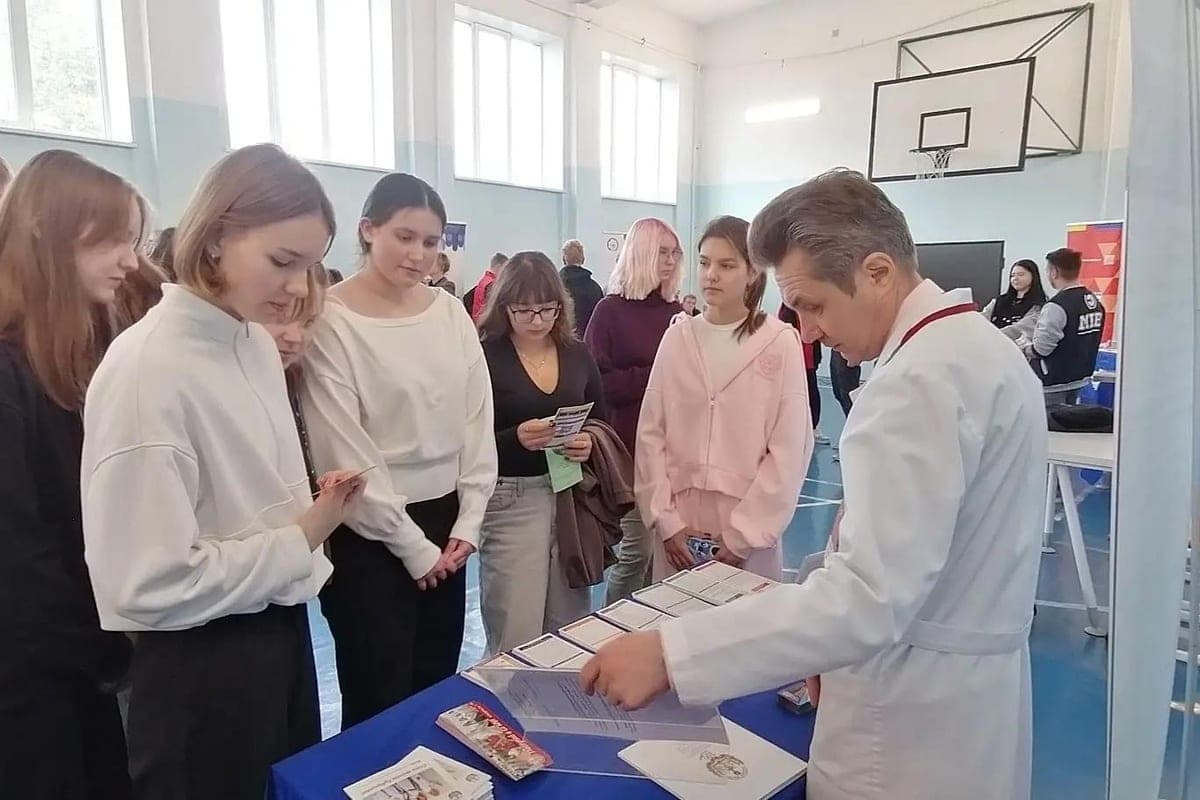 Сычевских и Новодугинских школьников познакомили с профессией врача