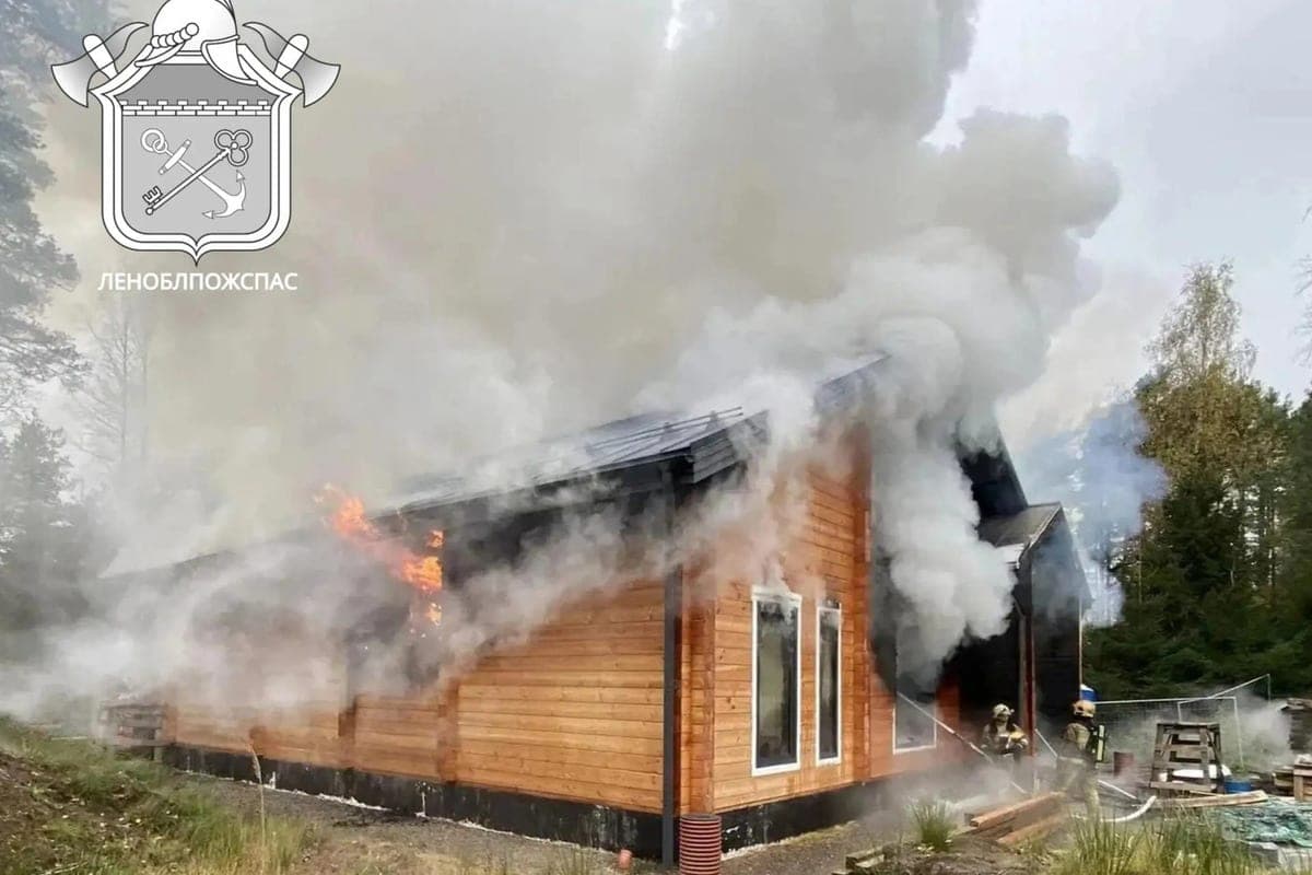 Employees of Lenoblpozhspass extinguished a country house, a Volvo engine and a smoldering mattress