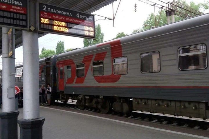 В Краснодарском крае водитель легковушки выехал на пути и спровоцировал столкновение с поездом