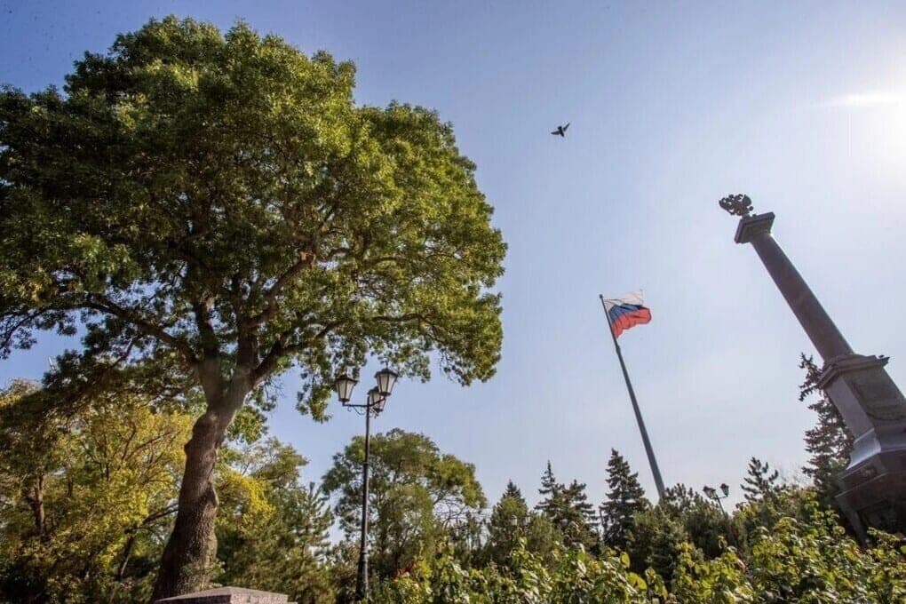 В Анапе сняли государственный флаг РФ в сквере «Россия» из-за ураганного ветра