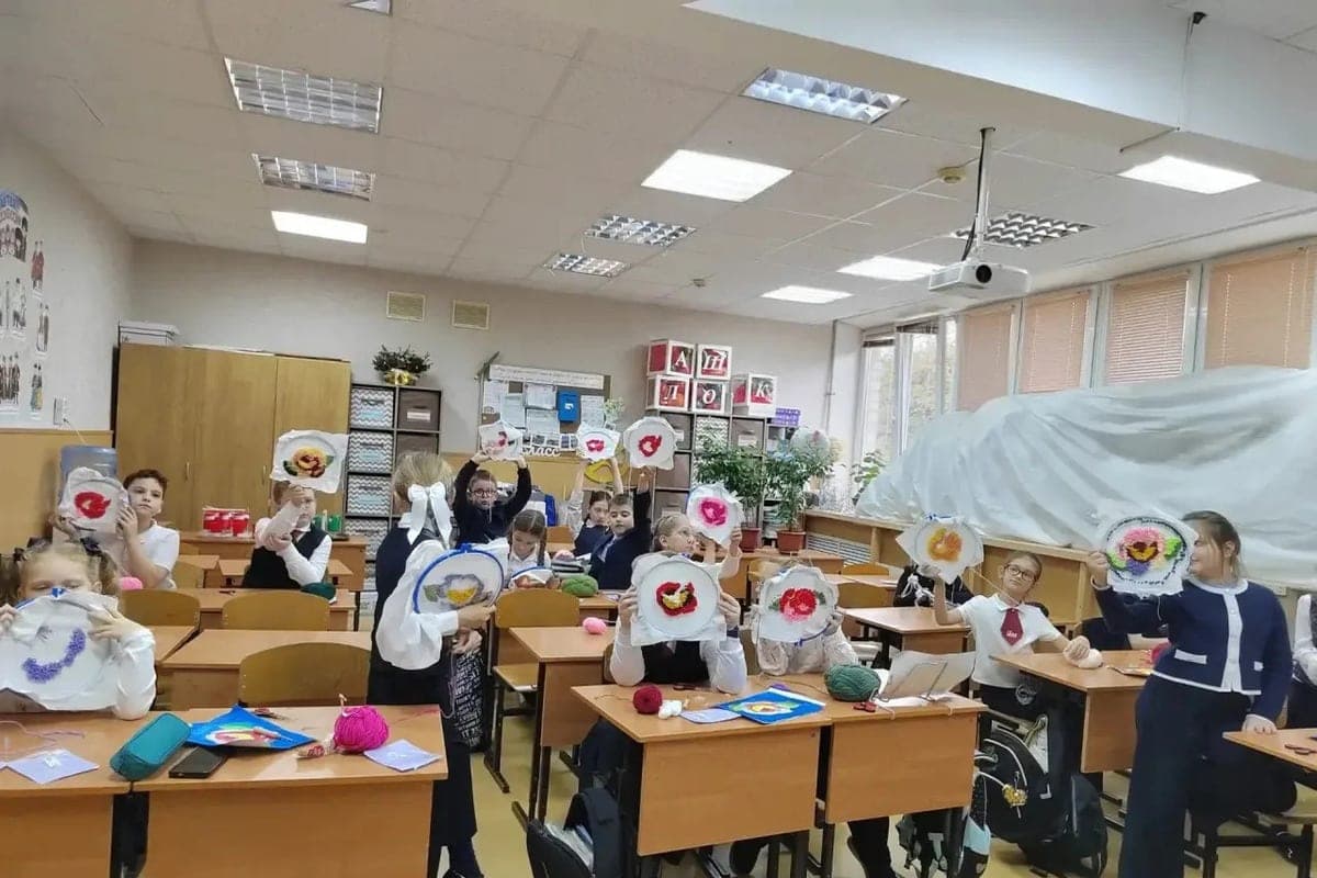 В Курске в гимназии №44 освоили секреты суджанской ковровой вышивки
