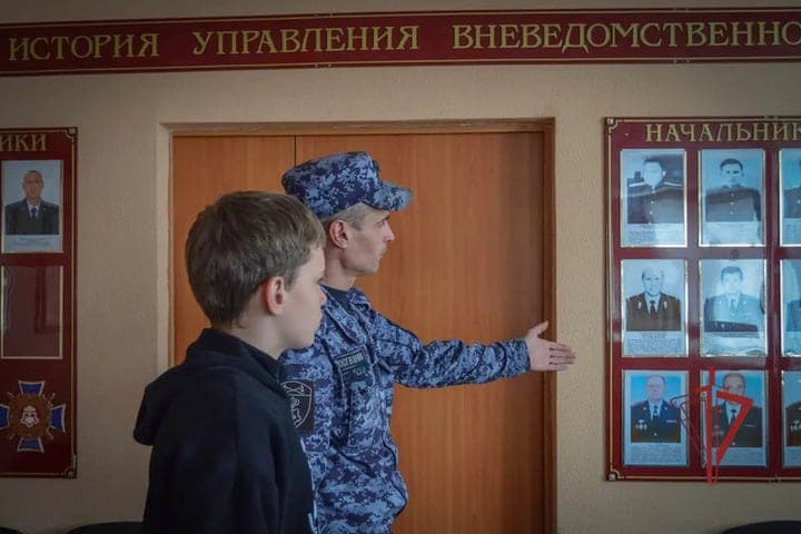 Penza Guardsman showed his son his service on Father's Day