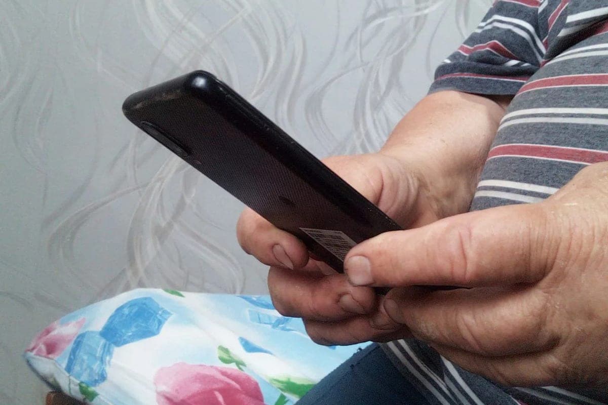 Визит гостьи помоложе на 47 лет обошелся пенсионерке в 22 тысячи рублей