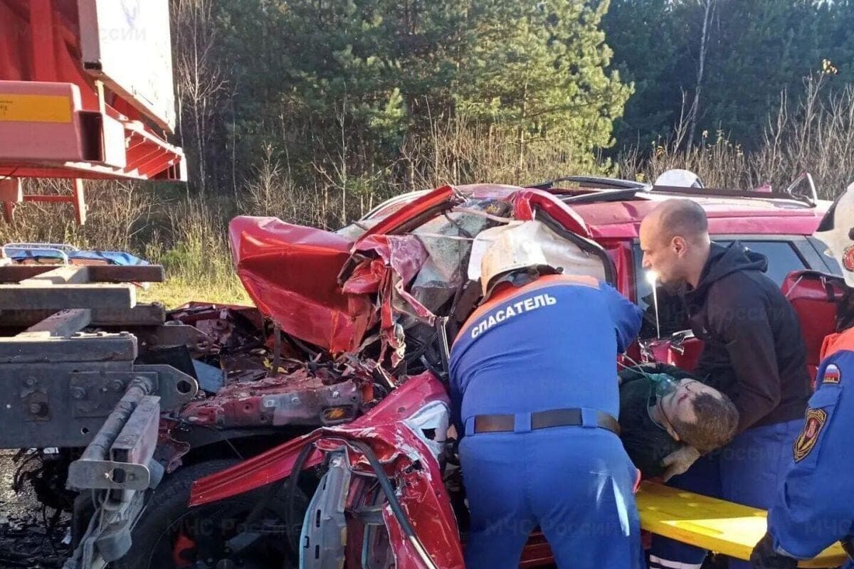 In the Vladimir region on the highway M-7 rescuers unlocked the driver after a collision with a truck