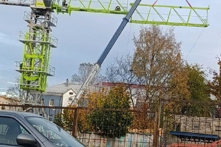 En Petrozavodsk, los alumnos de kindergarten No 126 quedaron sin paseos debido al barrio con el sitio de construcción