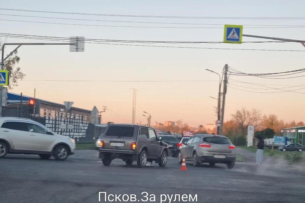 Авария на Алмазной: перекресток с Поземского стоит, водителей просят не рисковать на встречке