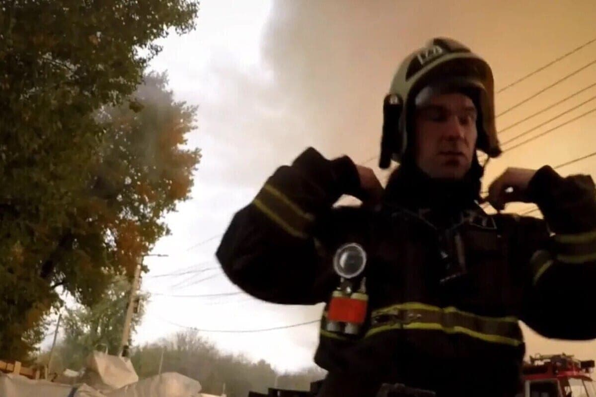 EMERCOM showed footage of extinguishing a fire at a warehouse in Novomoskovsk from the first person