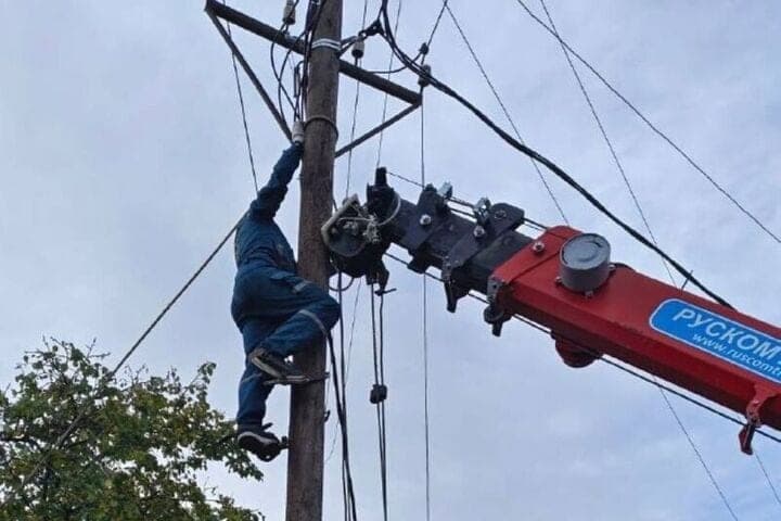 Dans le quartier de Gumbetovsky, les pôles de la ligne électrique sont changés et l'autoroute est dégagée