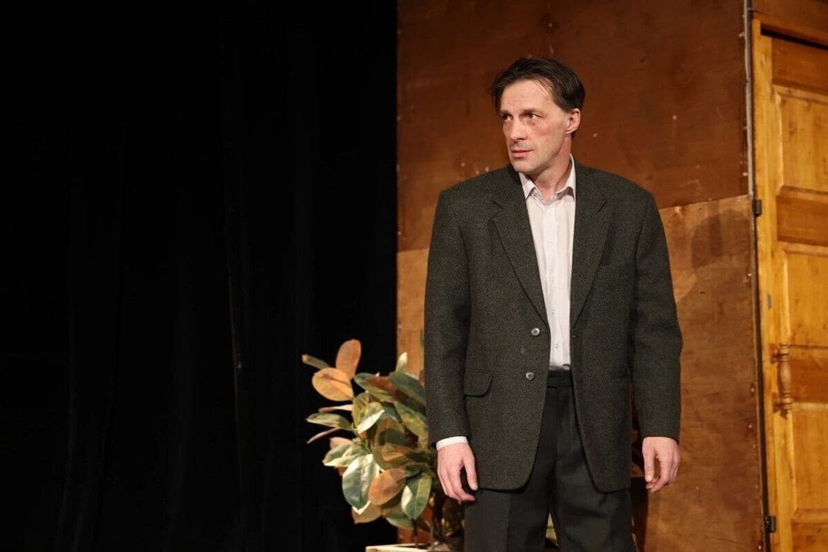 The actor of the Serpukhov theatre is struggling with a serious illness and asks for help