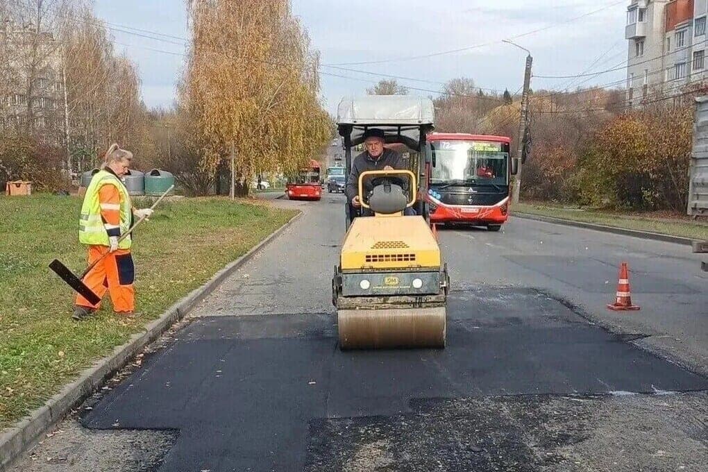 В Калуге убирают ямы на трёх улицах