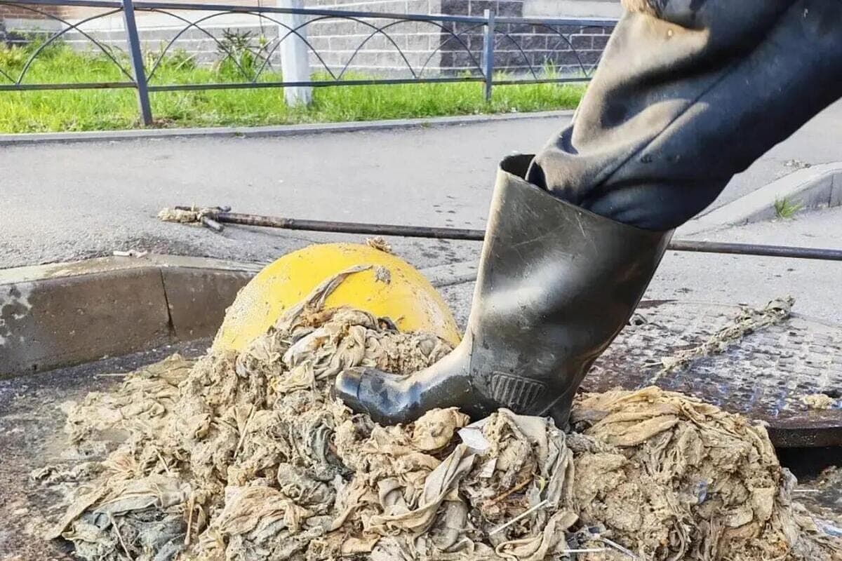 Residents of Bugrov became the creators of another accident on the city sewerage