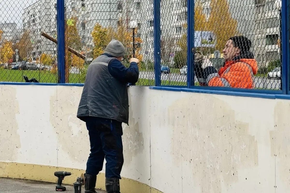 Хоккейные корты в Череповце готовят к зиме