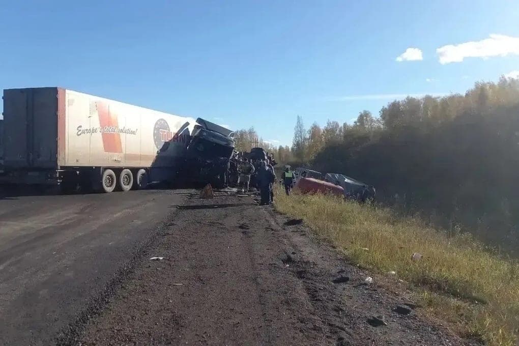 On the road near Chelyabinsk truck demolished two cars and a rink