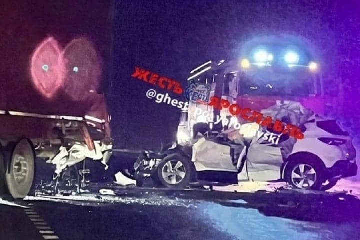 In the Yaroslavl region, a heavy truck flattened “Opel” when turning