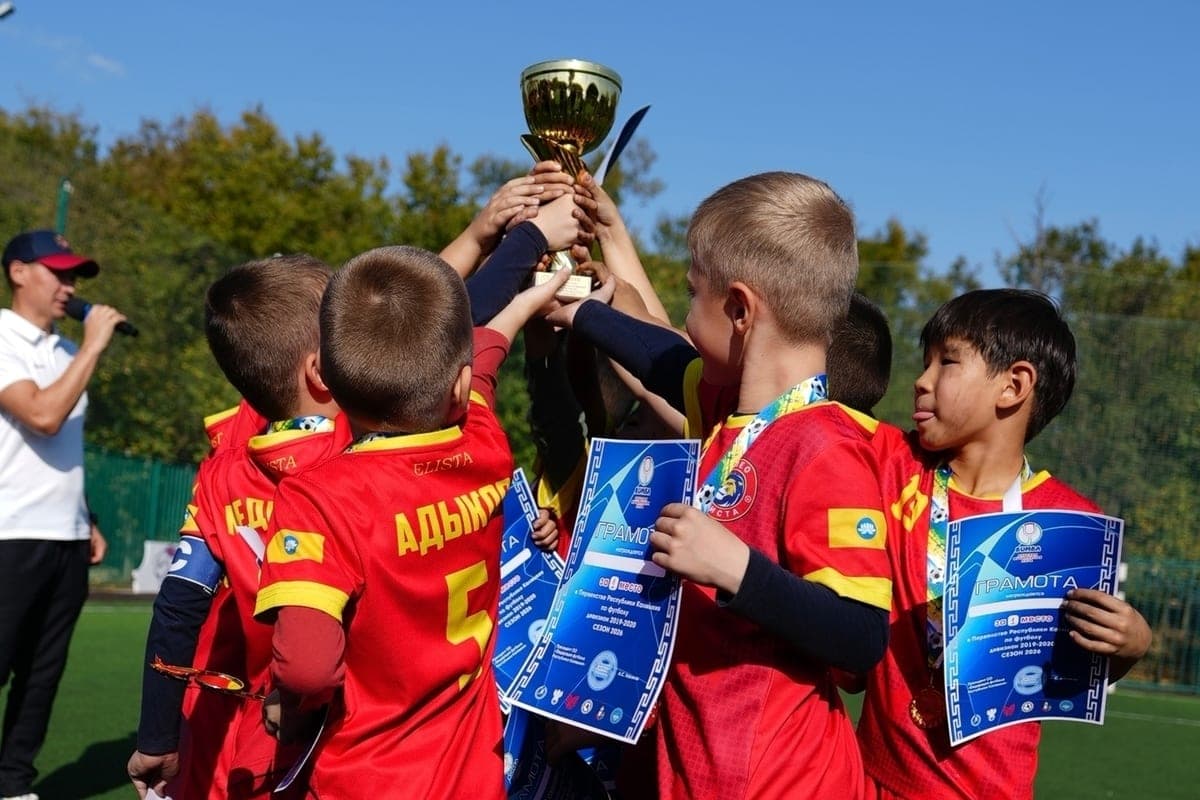 «Лео красные» стали чемпионами детской футбольной лиги Калмыкии