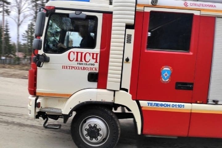 On the street Borovoy in Petrozavodsk extinguished burning car