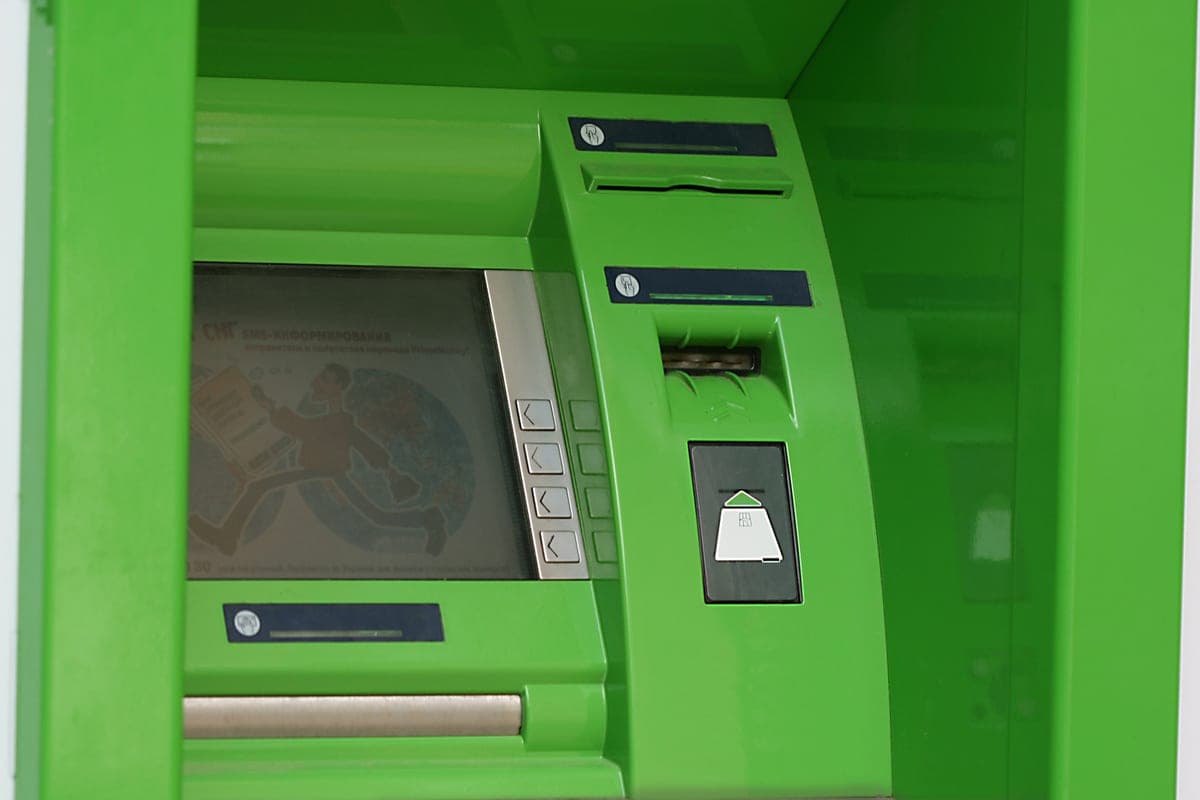 A pensioner from Mezen almost transferred 200 thousand to scammers – he was stopped by a postal employee